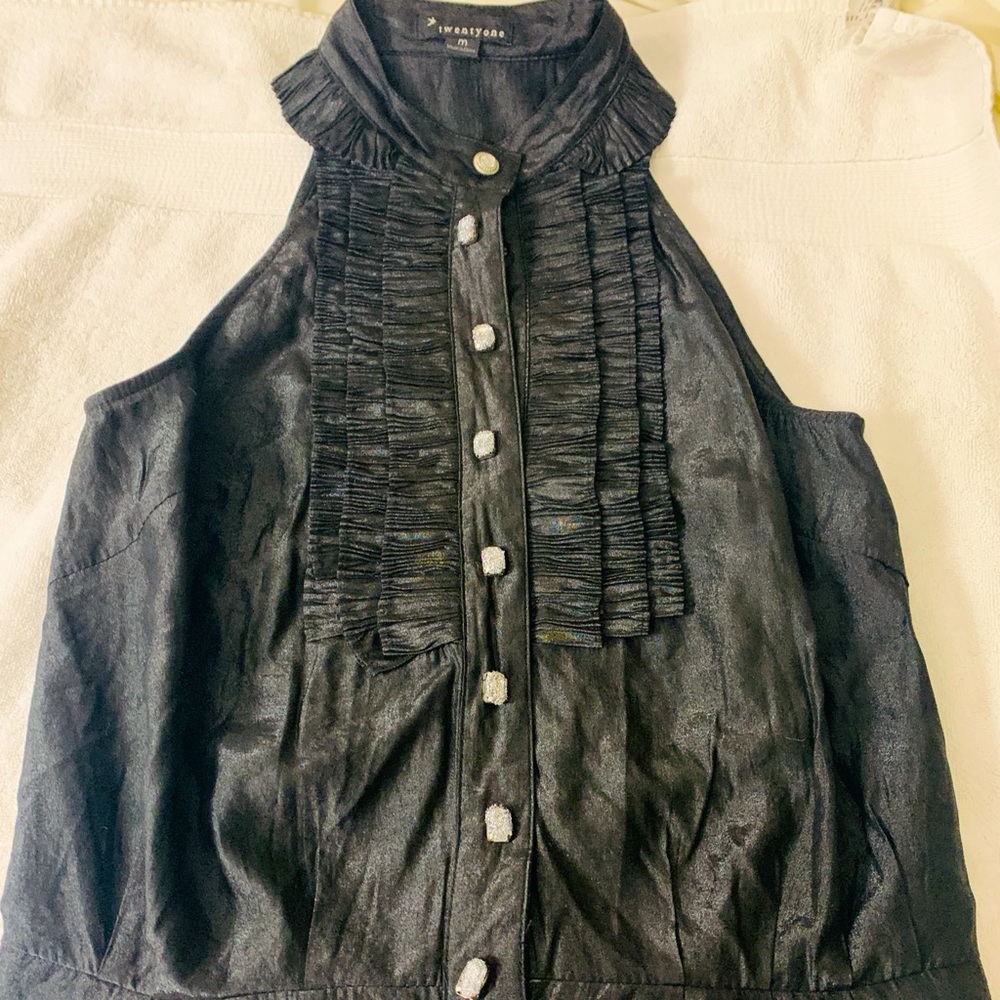 Ruffle neck and front with beautiful elegant bottoms size M